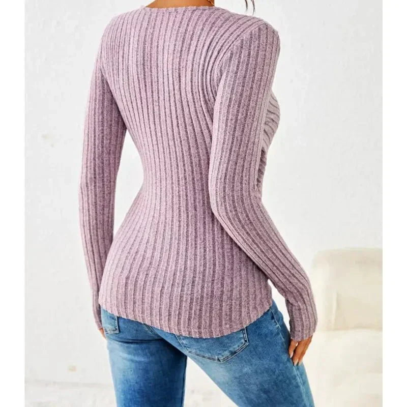 Top avvolgente a coste da donna con scollo a V e dettagli con bottoni in maglia