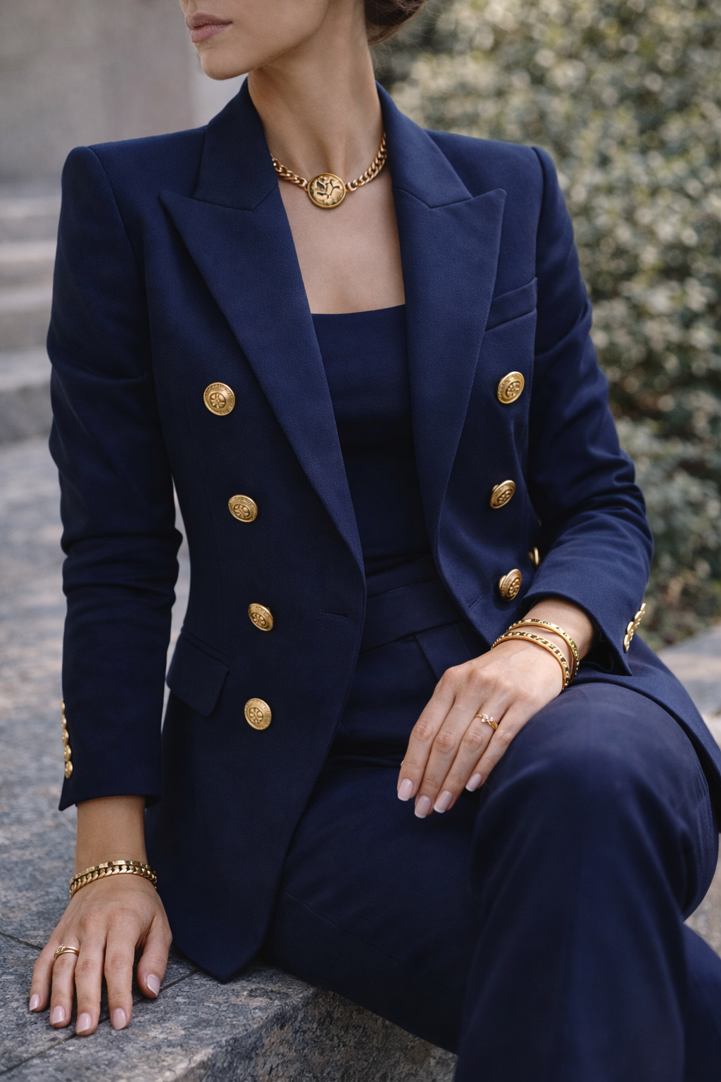 Blazer de mujer de doble botonadura con detalle de botón llamativo
