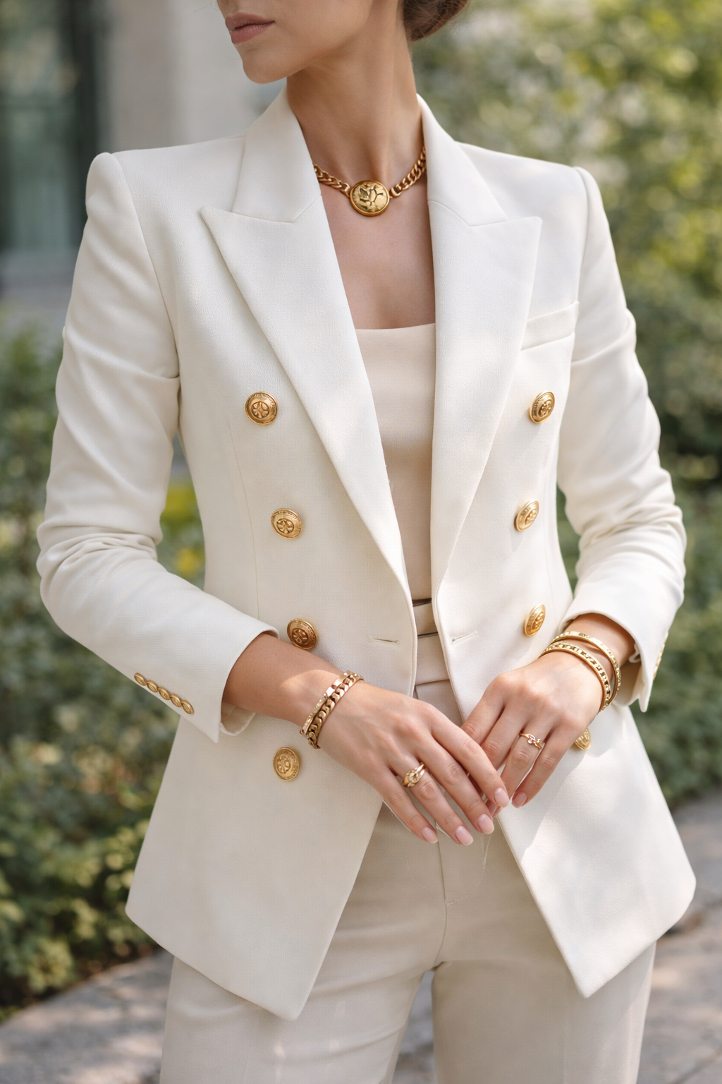 Blazer de mujer de doble botonadura con detalle de botón llamativo