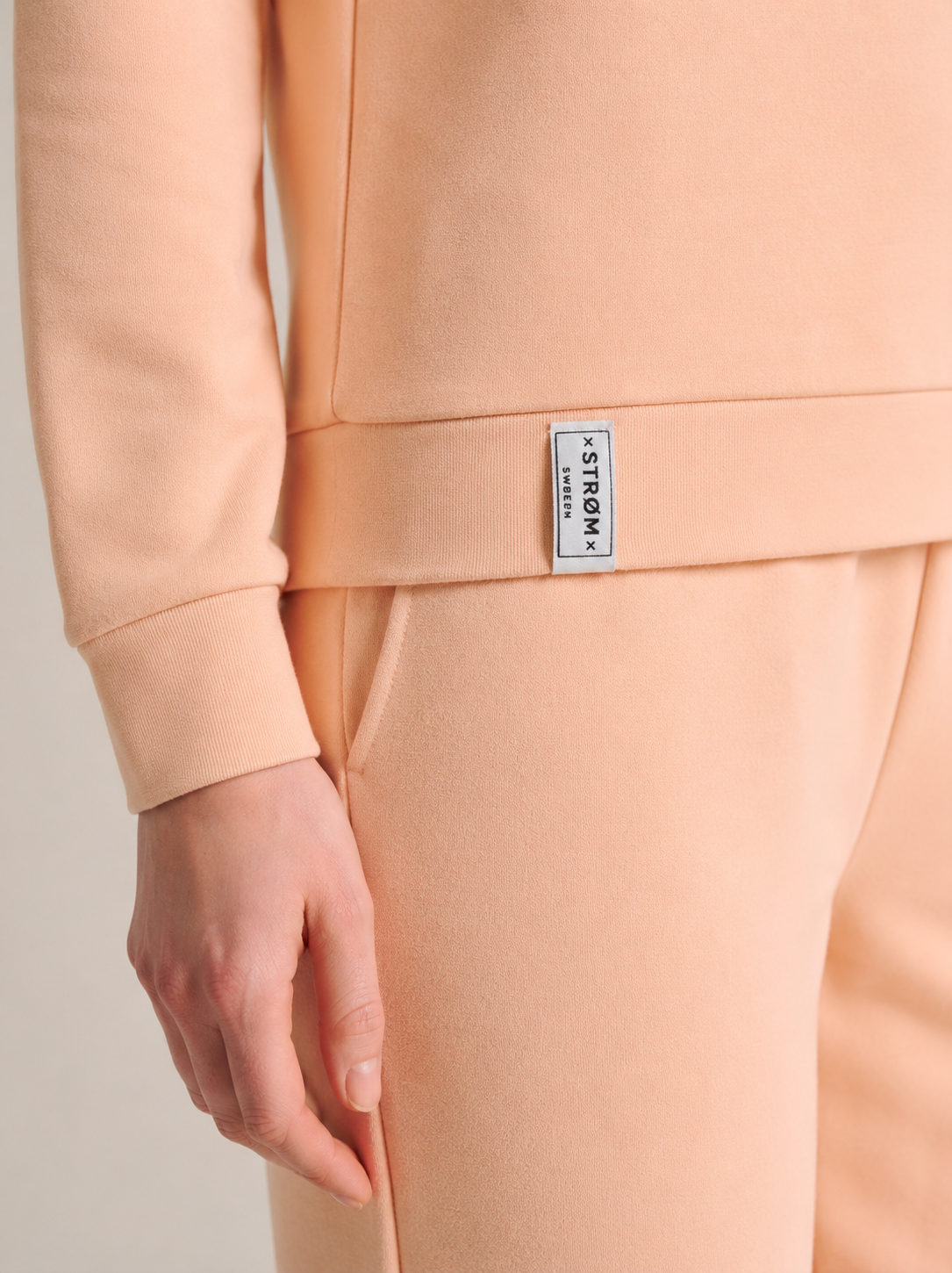 Ženski termo komplet za opušteno nošenje - majica dugih rukava s podstavom od flisa i jogger hlače za slojevito odijevanje po hladnom vremenu i nošenje kod kuće