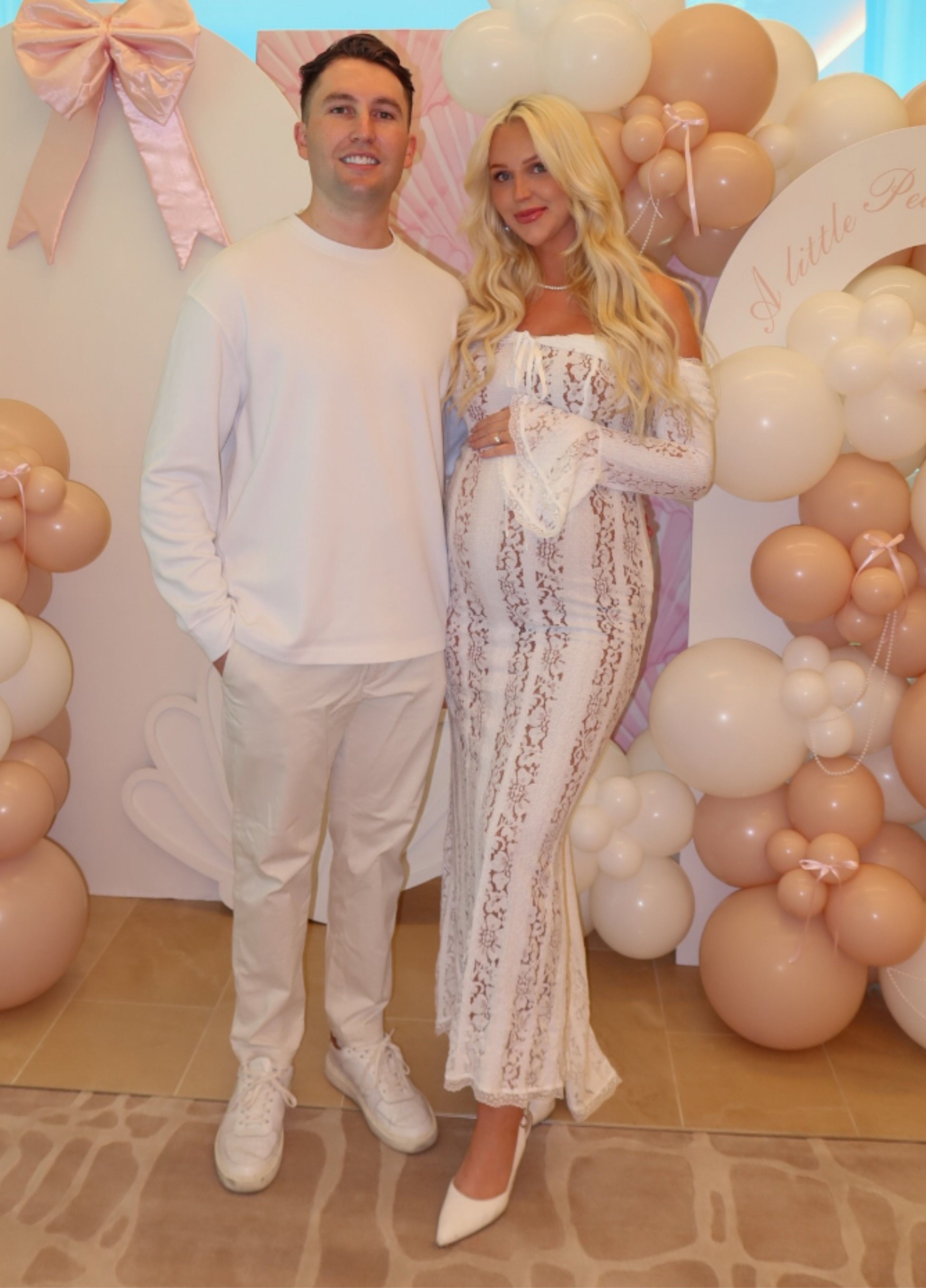 Dámské elegantní maxi šaty z krajky s odhalenými rameny na slavnostní příležitost