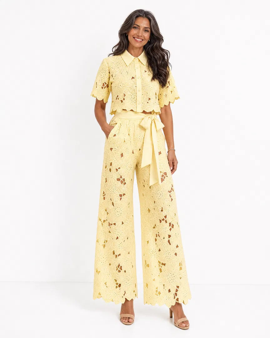 Ensemble coordonné pour femme en dentelle ajourée – chemise courte et pantalon palazzo pour les événements du printemps et de l’été