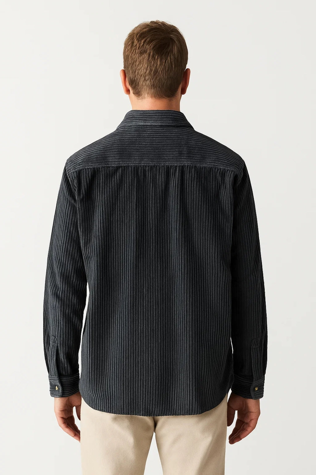 Herre ribstrikket overshirt med lomme og knaplukning foran