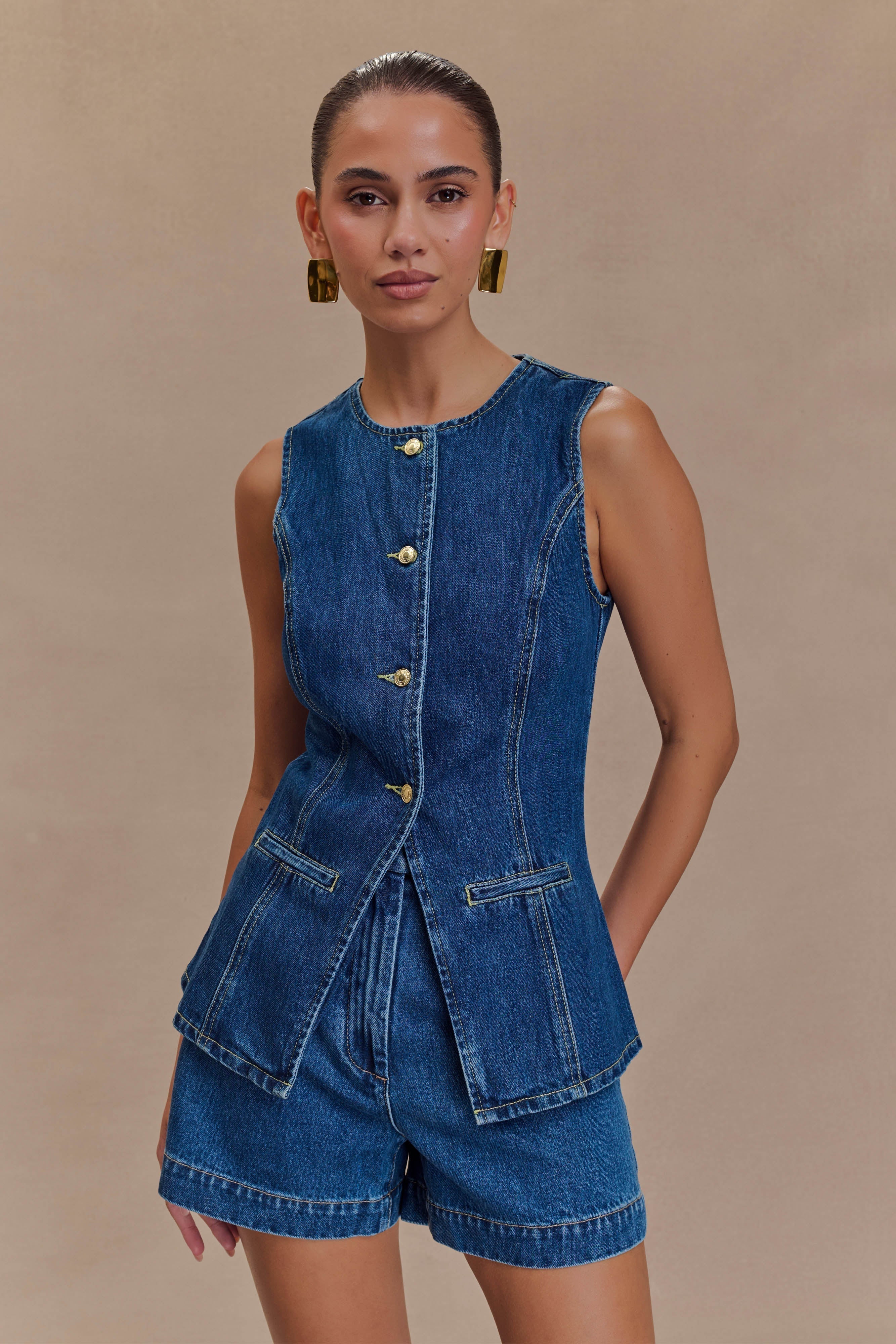 Completo coordinato da donna con gilet in denim su misura e pantaloncini