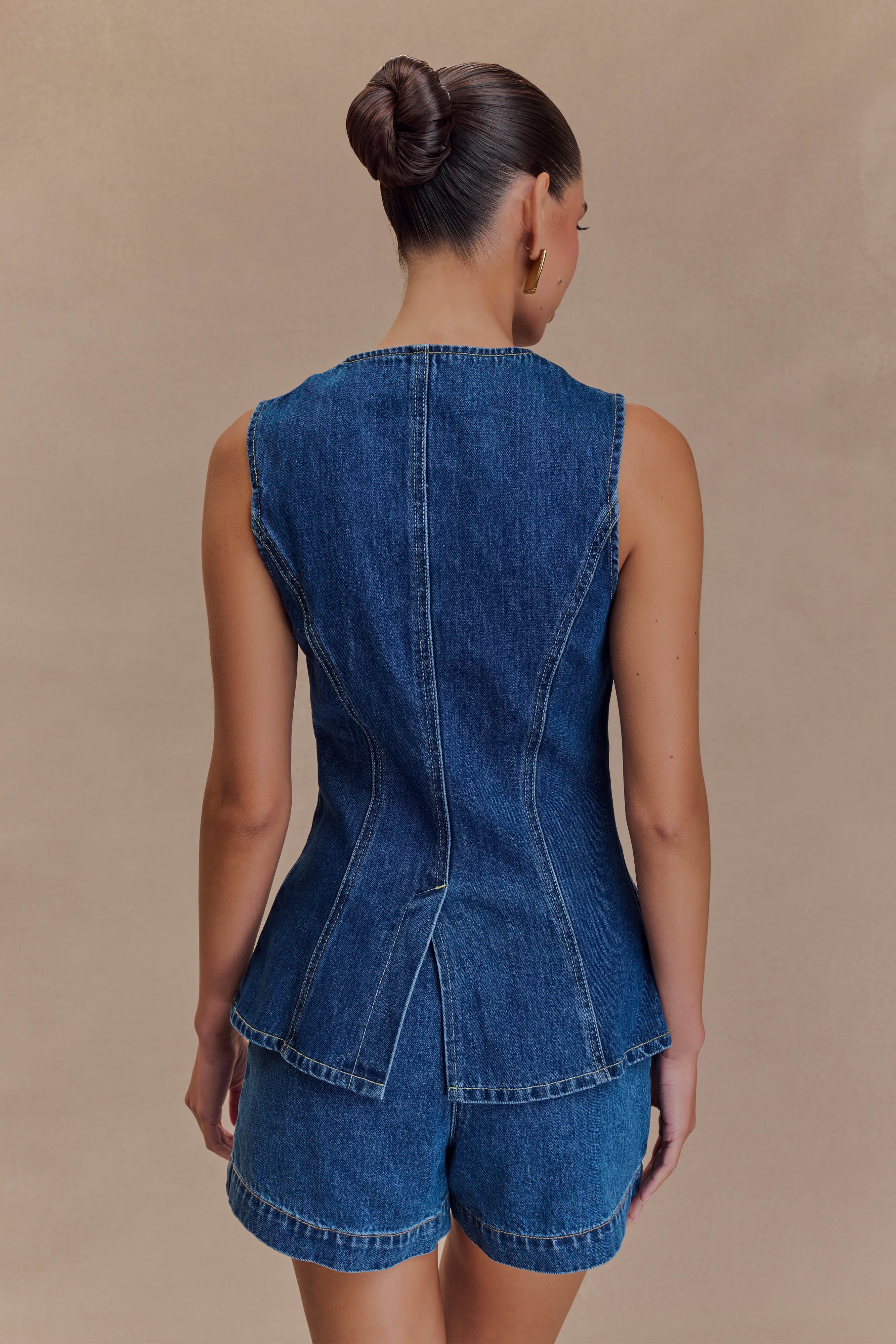 Completo coordinato da donna con gilet in denim su misura e pantaloncini