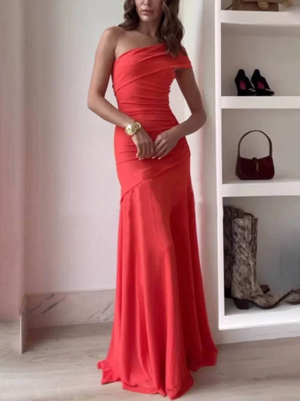 Robe femme maxi fluide à une épaule avec taille froncée