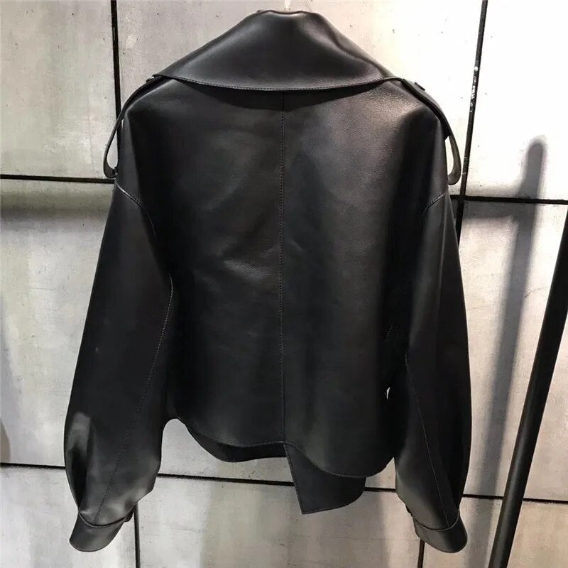 Dámská kožená bunda se širokými klopami – retro výrazný svrchní oděv pro streetwear i večerní nošení