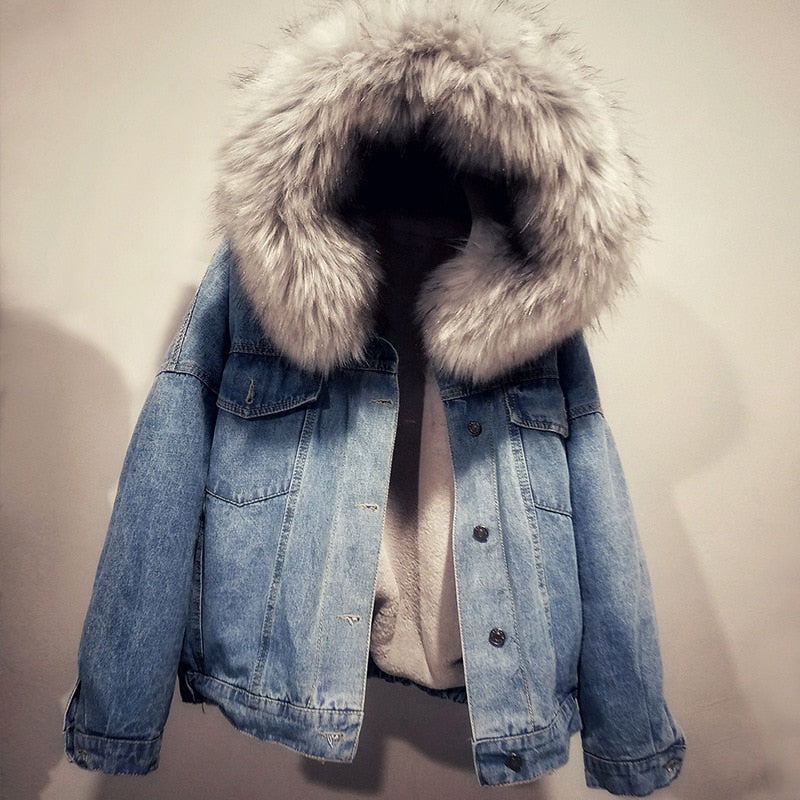 Damen-Jeansjacke mit kuscheligem Futter, pelzbesetzter Kapuze und Brusttaschen – Locker geschnittene kurze Jacke mit Knopfleiste für gemütliche Freizeitlooks bei kaltem Wetter