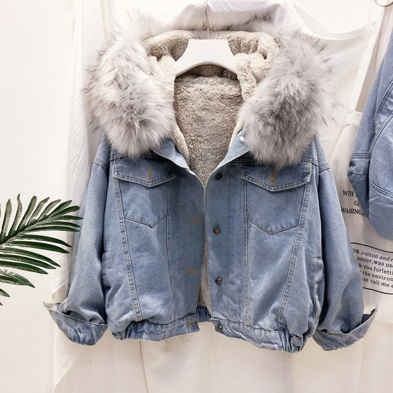Damen-Jeansjacke mit kuscheligem Futter, pelzbesetzter Kapuze und Brusttaschen – Locker geschnittene kurze Jacke mit Knopfleiste für gemütliche Freizeitlooks bei kaltem Wetter