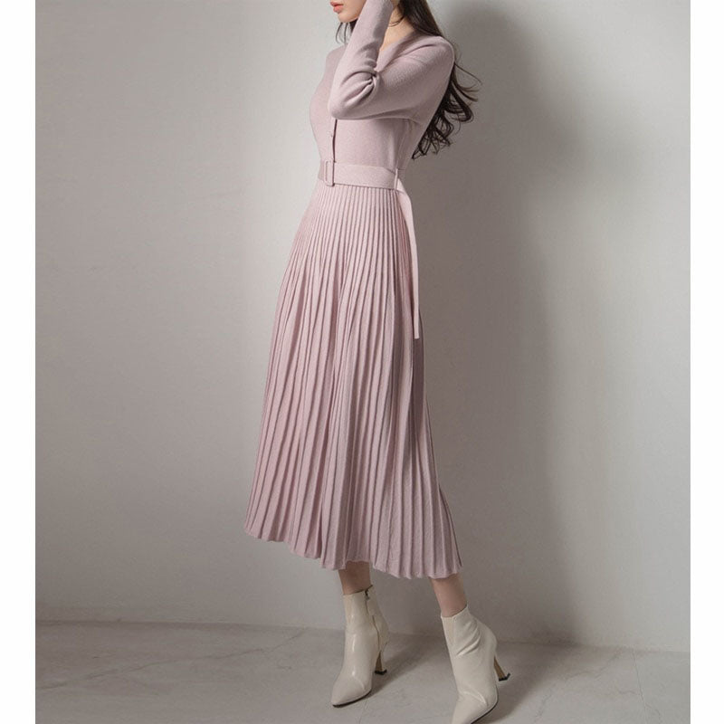 Dámské pletené plisované midi šaty s páskem – elegantní jarní a podzimní styl
