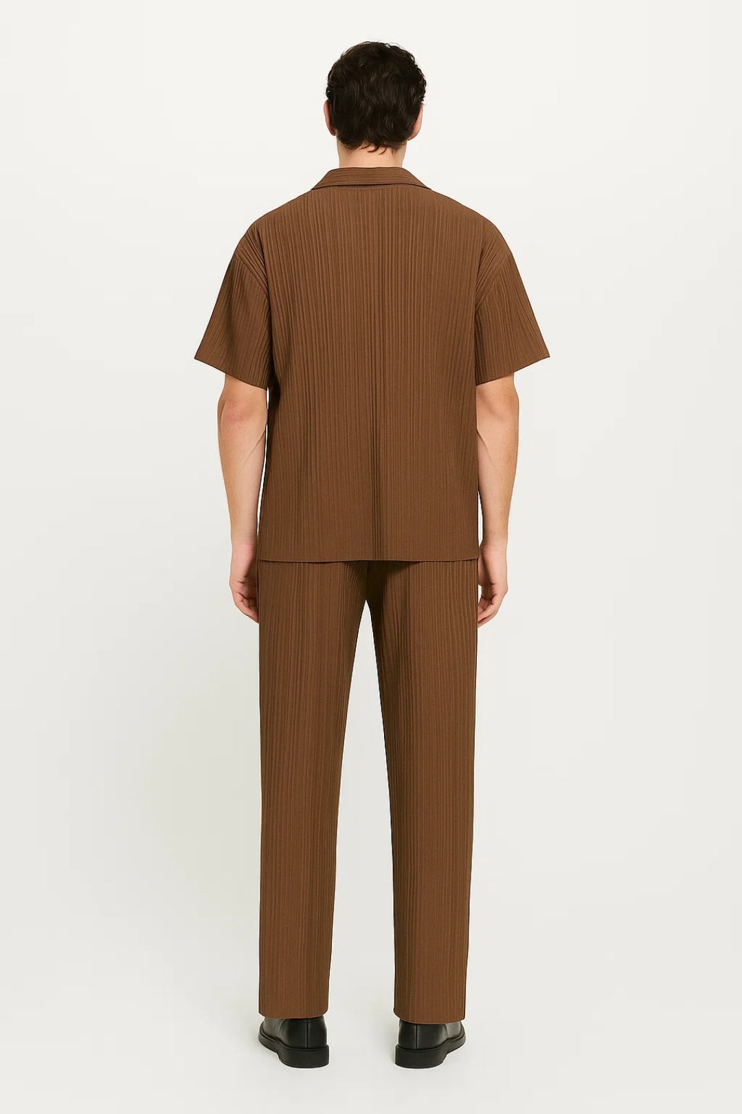 Completo da uomo con maglia a coste e pantaloni