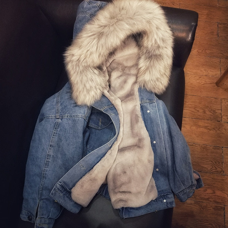 Damen-Jeansjacke mit kuscheligem Futter, pelzbesetzter Kapuze und Brusttaschen – Locker geschnittene kurze Jacke mit Knopfleiste für gemütliche Freizeitlooks bei kaltem Wetter