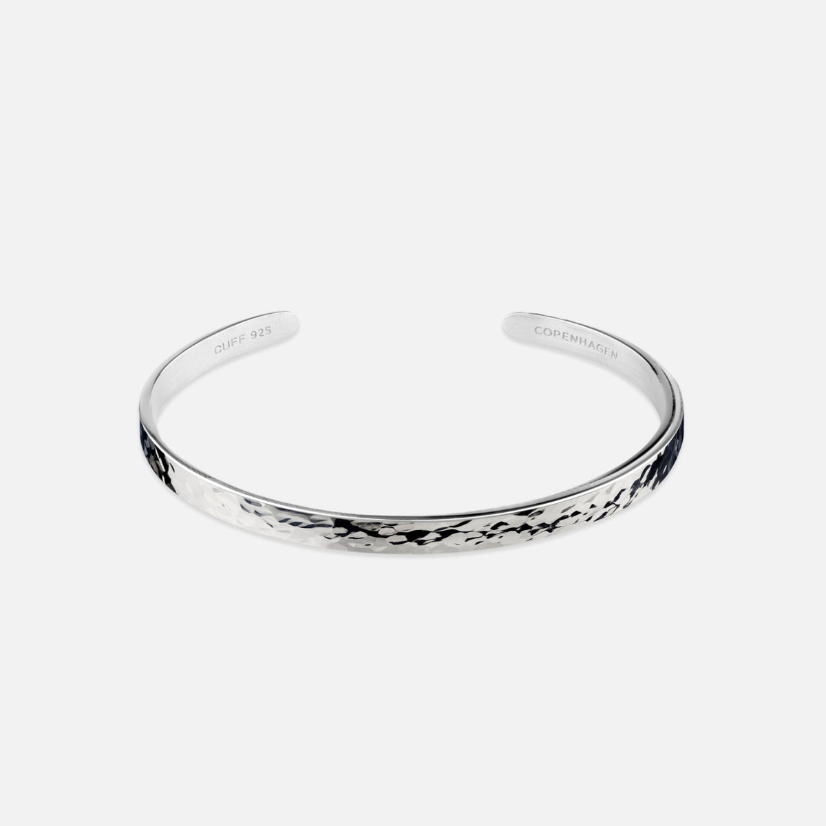 Pulsera fina para hombre con textura de efecto martillado: accesorio minimalista para la muñeca con acabado reflectante, ideal para el día a día y para looks casuales elegantes.