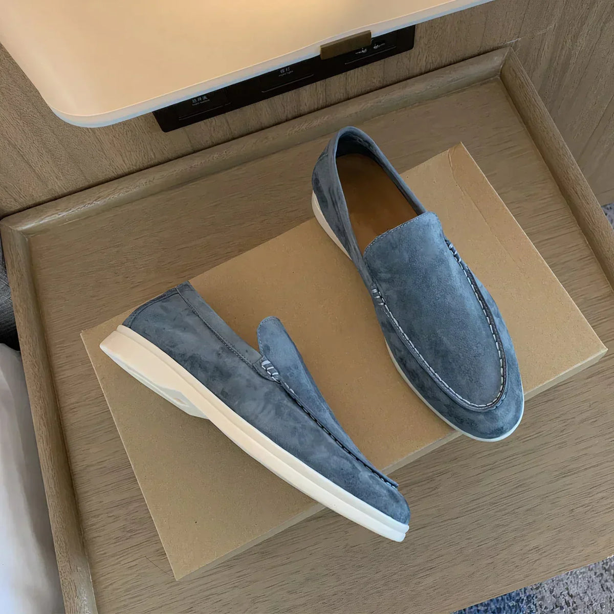 Férfi velúr penny loafer – minimalista bebújós kialakítás mokaszinorr-varrással és könnyű, hétköznapi talppal