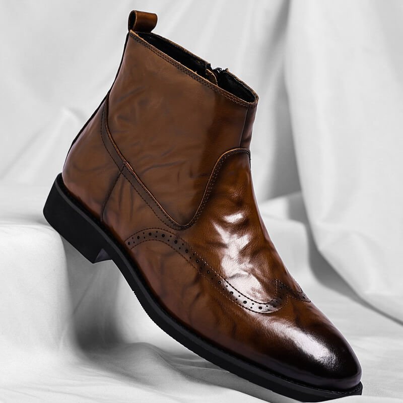 Botins de homem em pele italiana com brogues – calçado elegante e engraxado para um estilo casual de negócios e para a noite