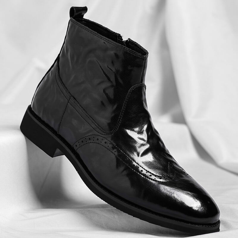 Botins de homem em pele italiana com brogues – calçado elegante e engraxado para um estilo casual de negócios e para a noite