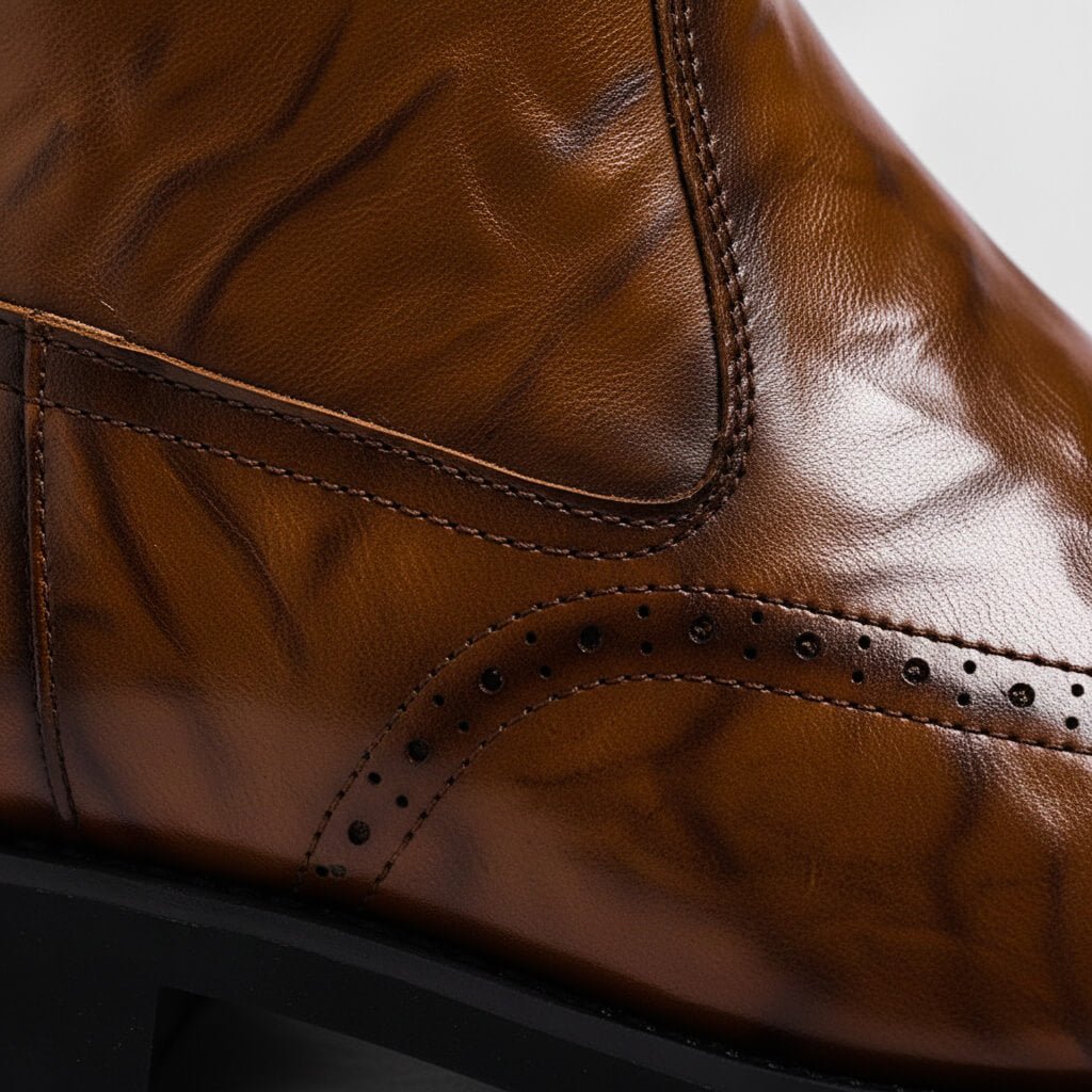 Botins de homem em pele italiana com brogues – calçado elegante e engraxado para um estilo casual de negócios e para a noite