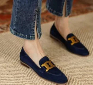 Dame loafers i klassisk komfort med metaldekoration