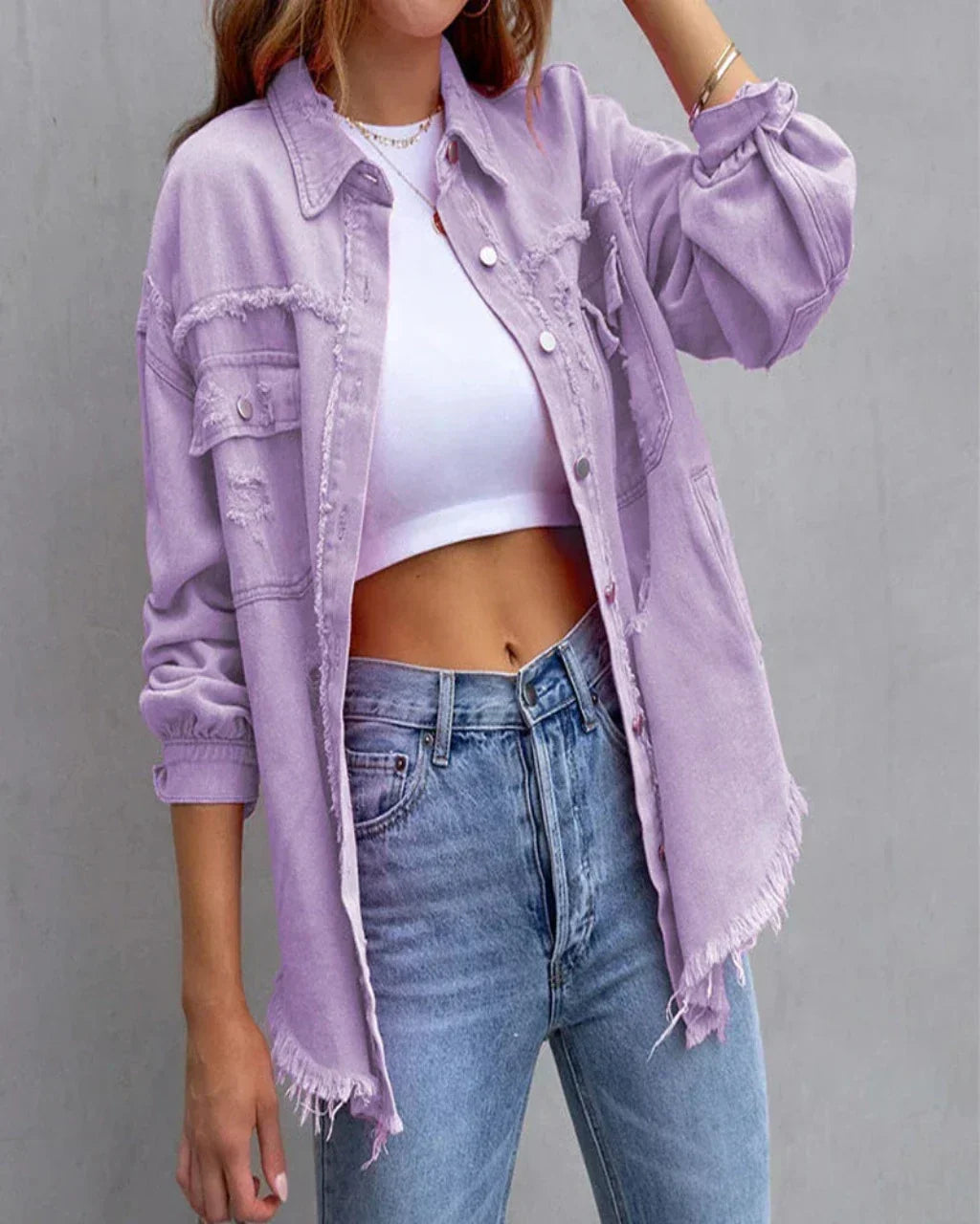 Giacca oversize in denim effetto vissuto da donna – Capo con bordi grezzi, chiusura frontale a bottoni e tasche funzionali sul petto