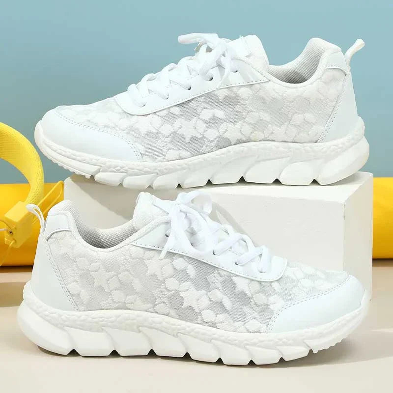 Sneakers da donna con lacci e dettagli in mesh stampato
