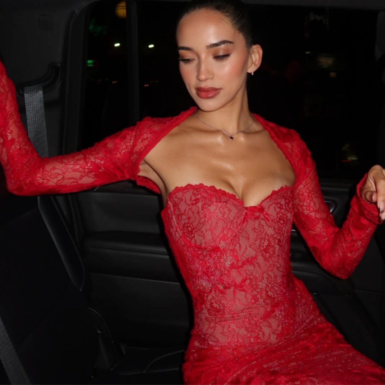 Abito lungo da donna in pizzo, silhouette elegante da sera