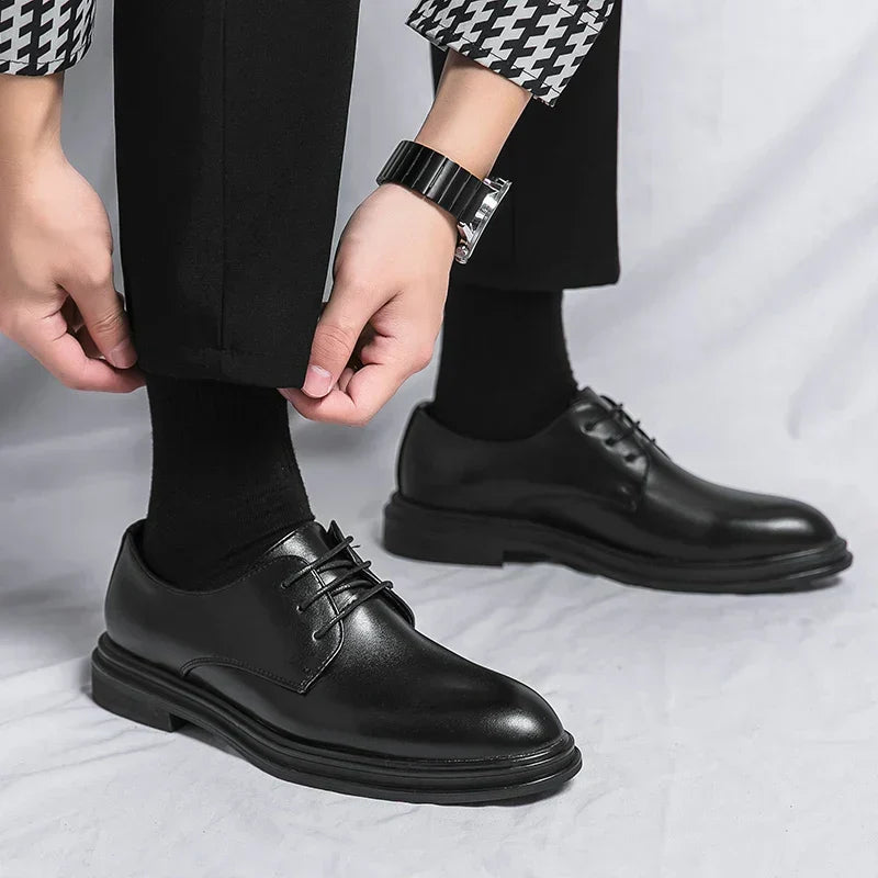 Sapatos Derby formais de homem com acabamento brilhante – estilo com atacadores para negócios e casamentos