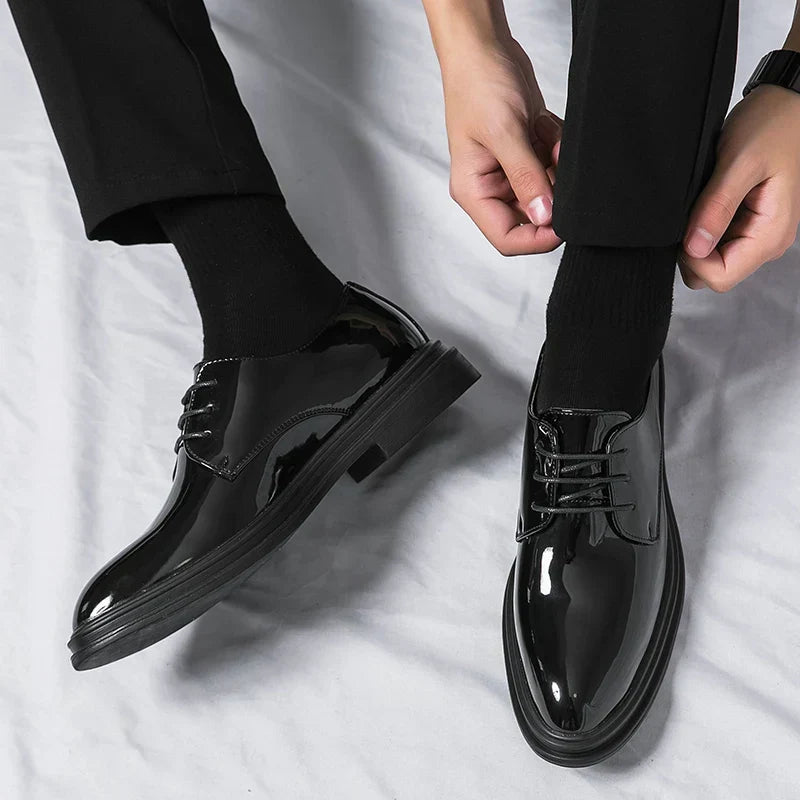 Sapatos Derby formais de homem com acabamento brilhante – estilo com atacadores para negócios e casamentos