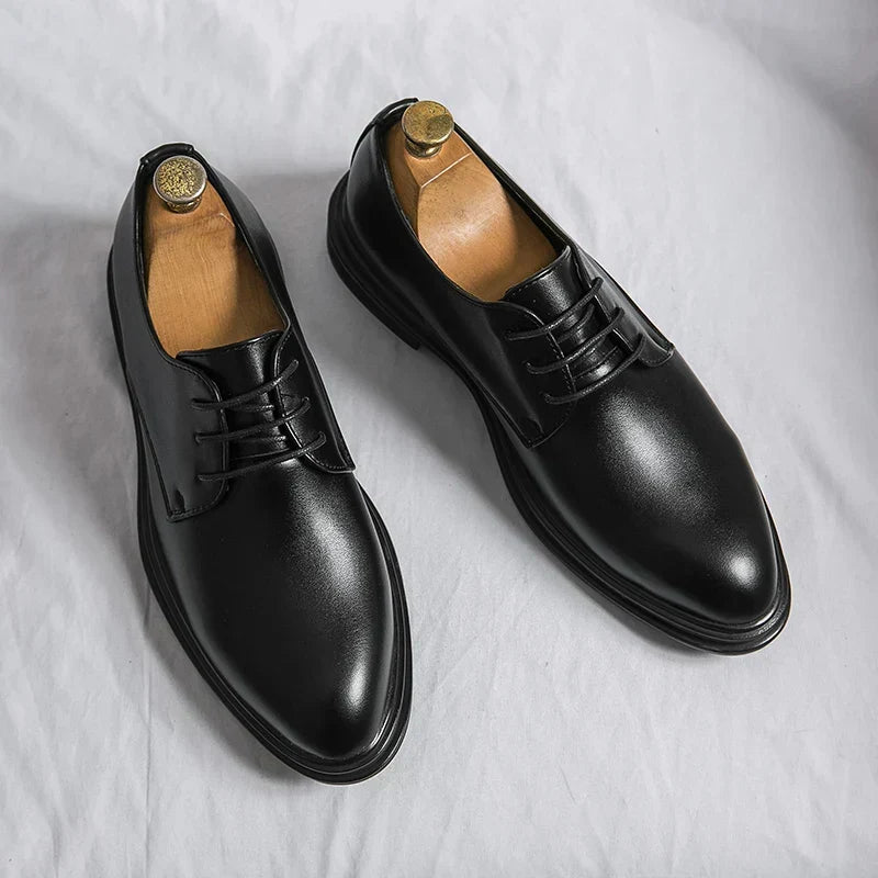 Sapatos Derby formais de homem com acabamento brilhante – estilo com atacadores para negócios e casamentos