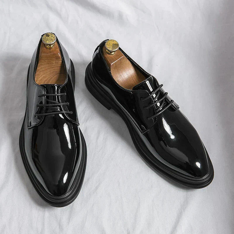 Sapatos Derby formais de homem com acabamento brilhante – estilo com atacadores para negócios e casamentos