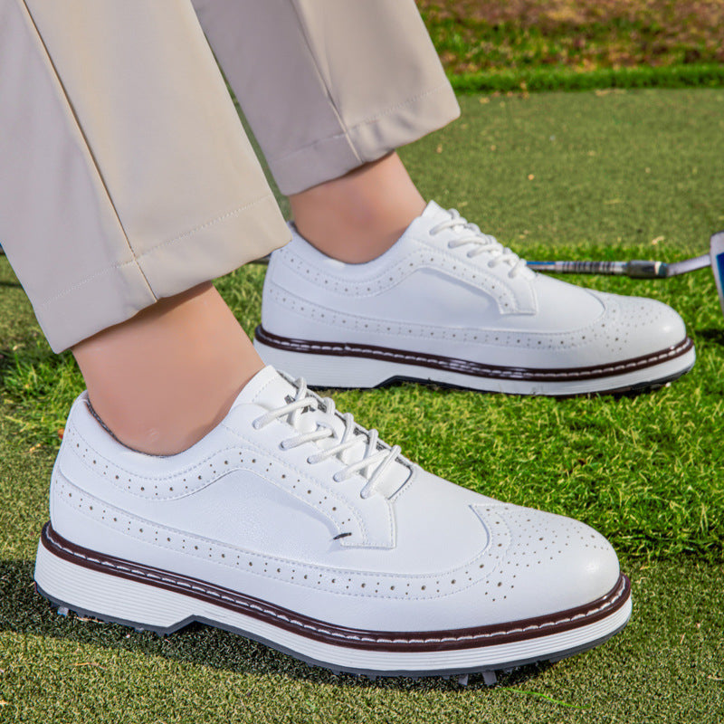 Snøresko til golf for mænd med brogue-mønster, vingespidsdetaljer og noppede såler – klassisk stil til golfbanen