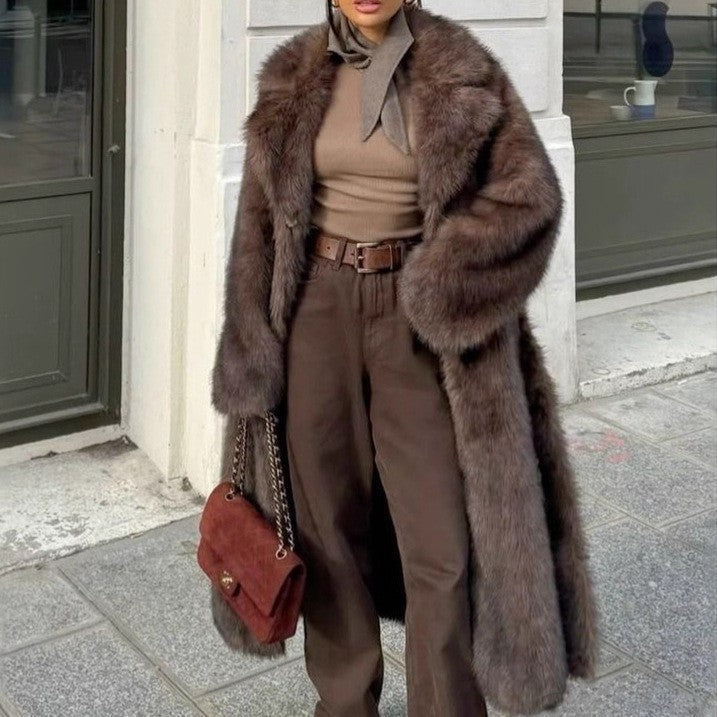 Damski oversize’owy płaszcz ze sztucznego futra – długi zimowy element garderoby do eleganckich miejskich stylizacji