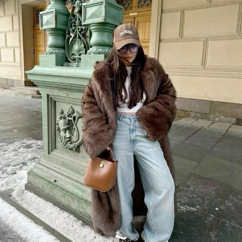 Damski oversize’owy płaszcz ze sztucznego futra – długi zimowy element garderoby do eleganckich miejskich stylizacji