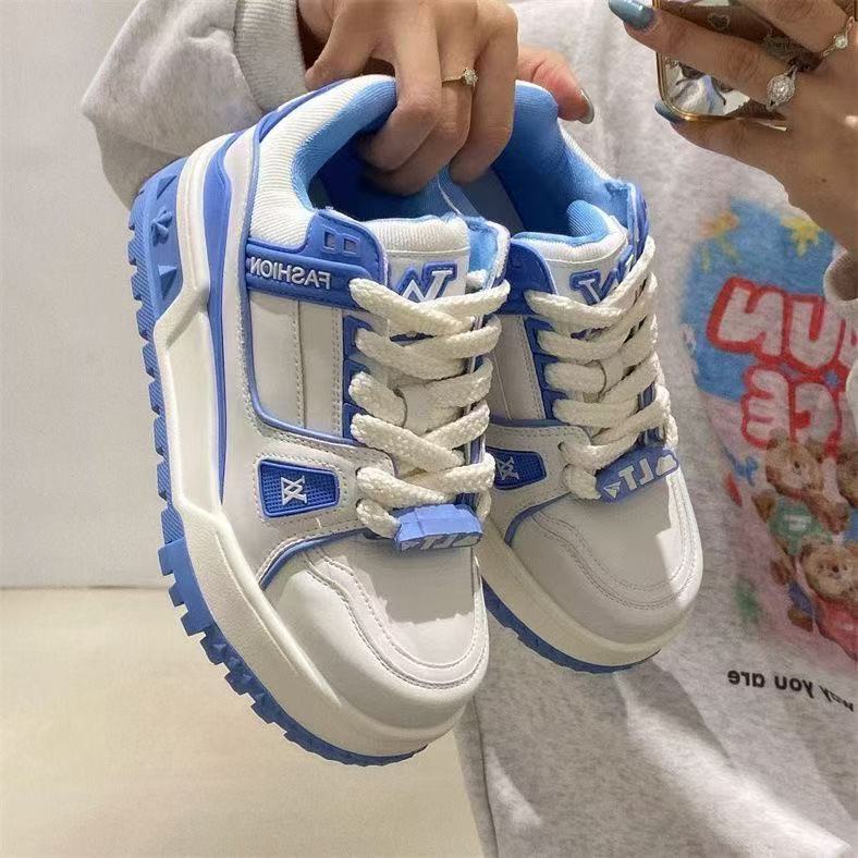 Kraftige sneakers til kvinder med snørebånd og overdel med paneler – markante fritidssko til streetwear