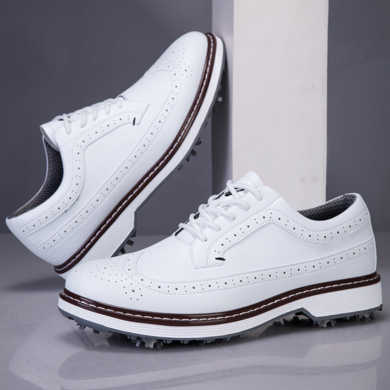 Snøresko til golf for mænd med brogue-mønster, vingespidsdetaljer og noppede såler – klassisk stil til golfbanen