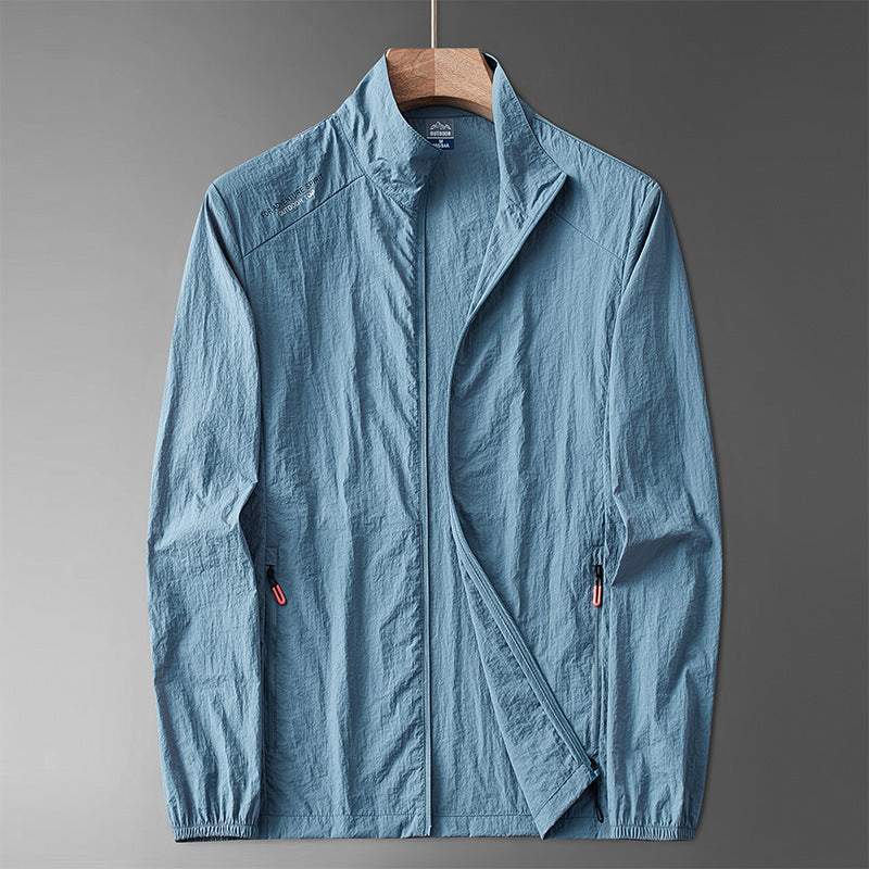 Chaqueta ligera de hombre con cuello alto: prenda con paneles en los hombros y cremallera para un estilo casual de temporada