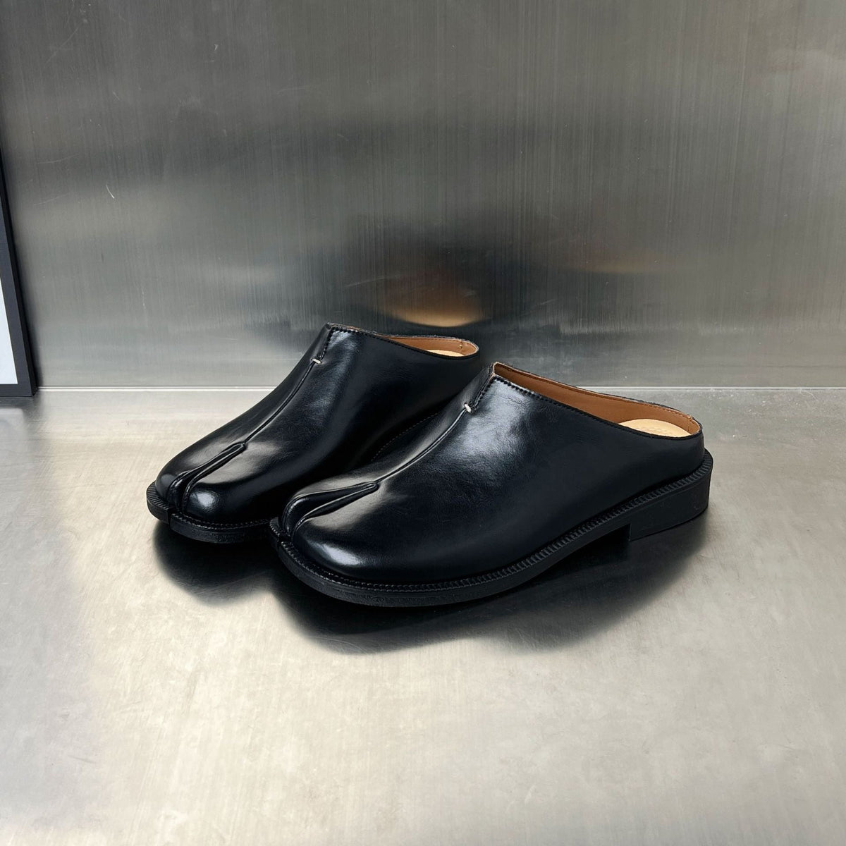 Naisten nahkajäljitelmästä valmistetut takaa avoimet tasapohjaiset muulit - tyylikkäät umpinaiset slip-on-kengät korostetulla saumalla siistiin rentoon käyttöön
