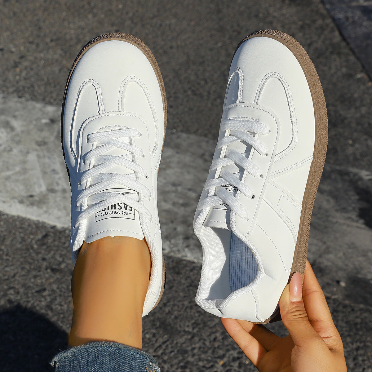 Zapatillas retro de corte bajo para mujer con paneles cosidos - Zapatos estilizados con cordones para conjuntos informales de diario