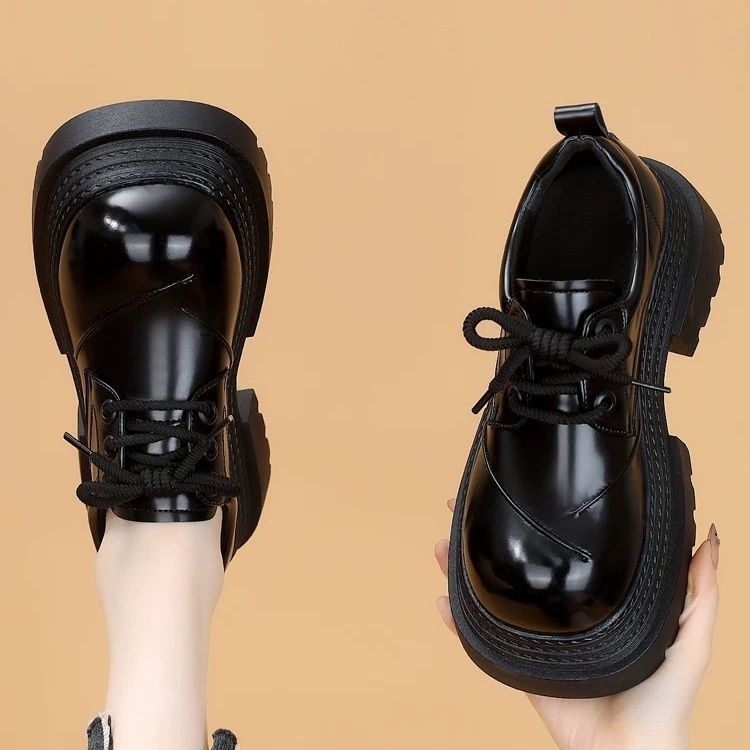 Zapatos derby robustos para mujer – calzado brillante con cordones, paneles curvos en la puntera y suelas con tacos, ideal para el día a día