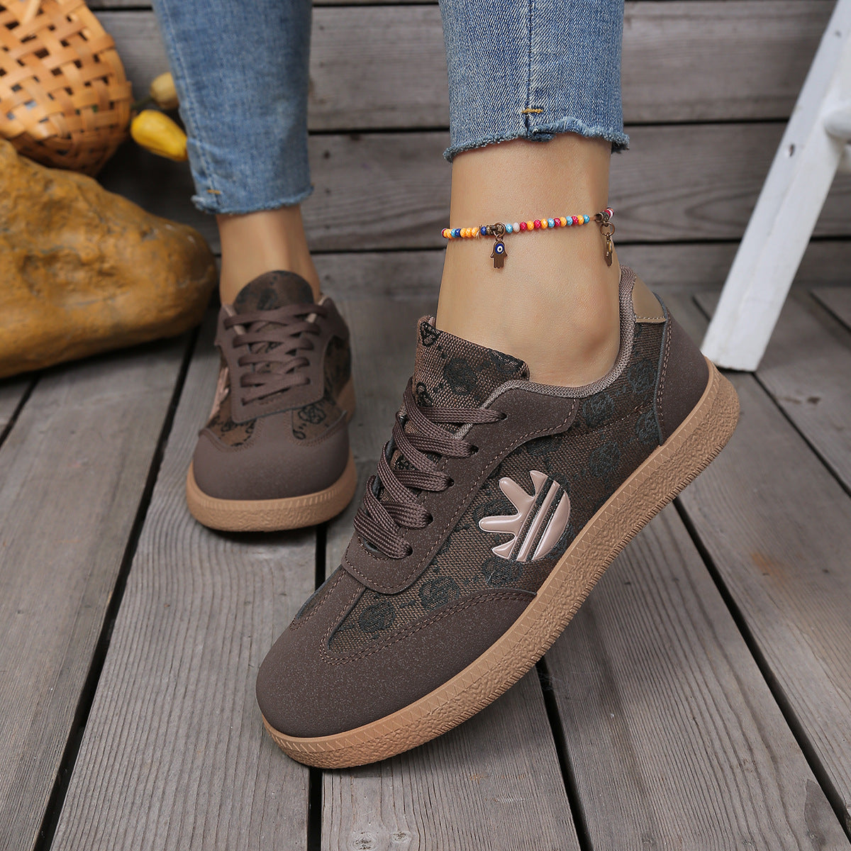 Zapatillas estampadas para mujer con paneles y superposiciones texturizadas - Zapatos de corte bajo con cordones para un estilo informal de fin de semana