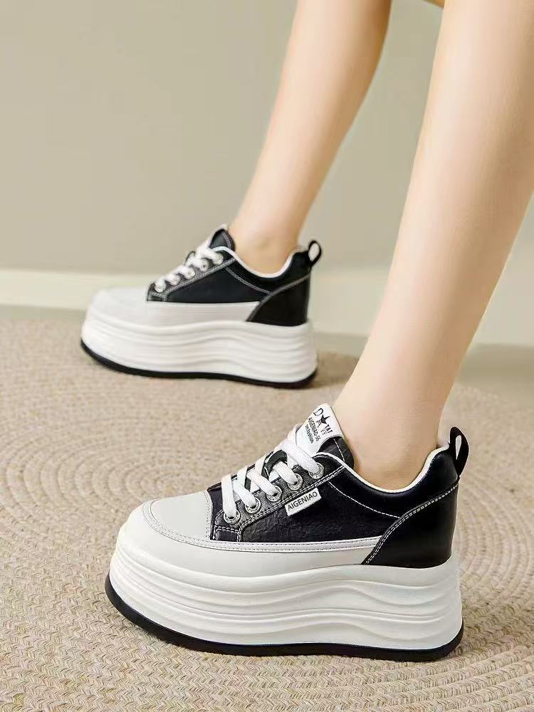 Sapatilhas com plataforma elevada e solas estriadas para mulher – Calçado com atacadores, painéis e biqueiras arredondadas para looks urbanos casuais