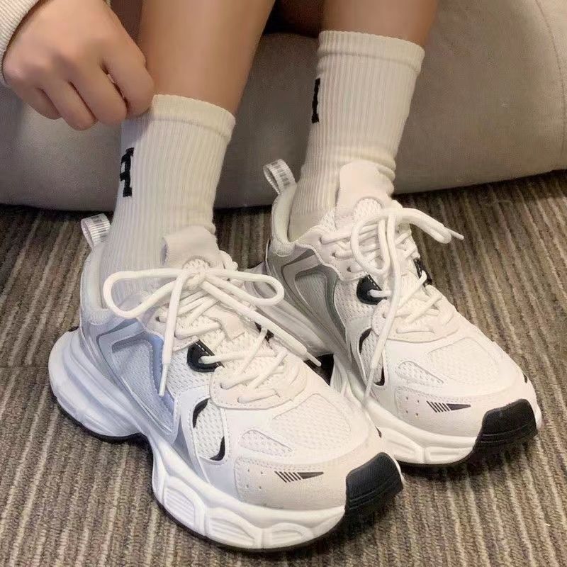 Sneakers da donna con pannelli in mesh, lacci e suola scolpita