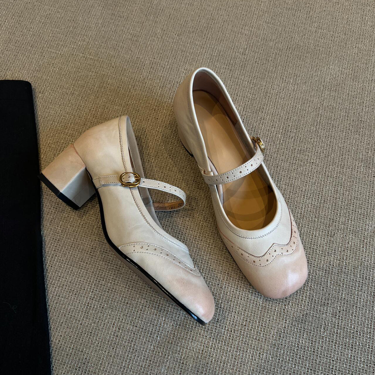 Women's Vintage-Inspired Mary Jane Heels – Buckle Strap Block Heel Pumps with Brogue Detailing for Smart Casual and Formal Wear