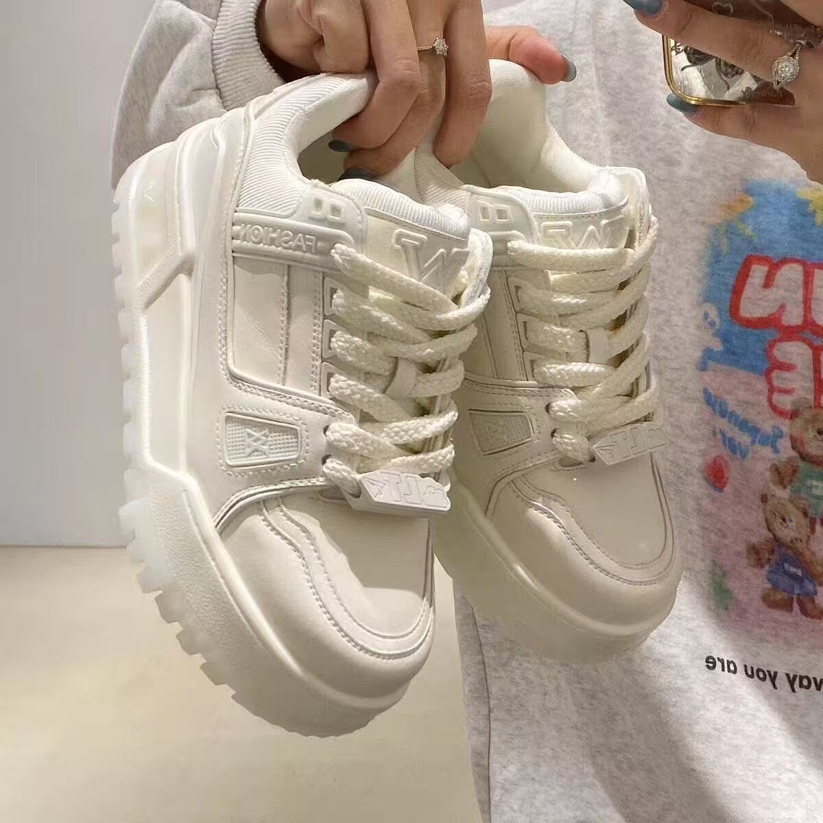Kraftige sneakers til kvinder med snørebånd og overdel med paneler – markante fritidssko til streetwear