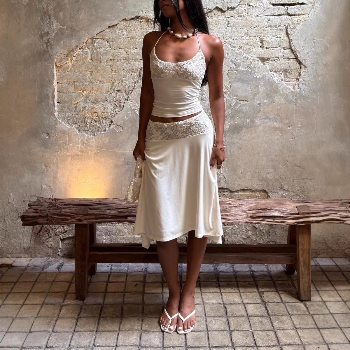 Camisoletop met kanten bies en asymmetrische midirok voor dames - elegante lichte tweedelige zomeroutfit voor vakanties en speciale gelegenheden