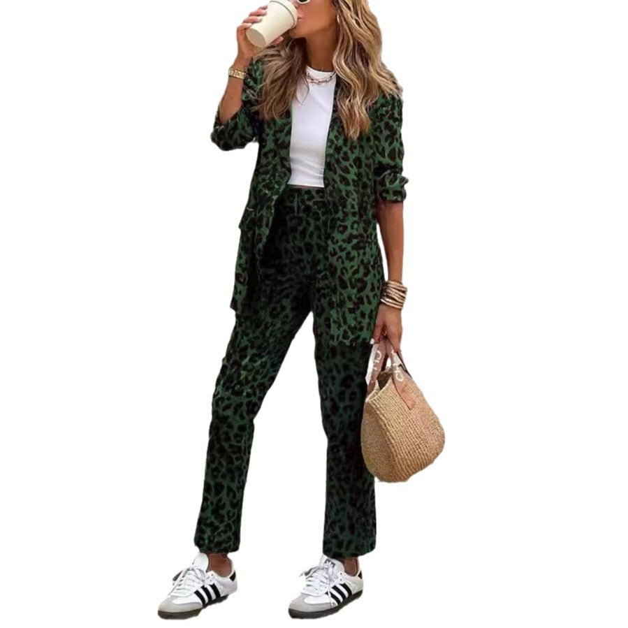 Traje de pantalón y blazer para mujer con estampado de leopardo – Conjunto elegante, a medida, cómodo y llamativo para un look casual inteligente