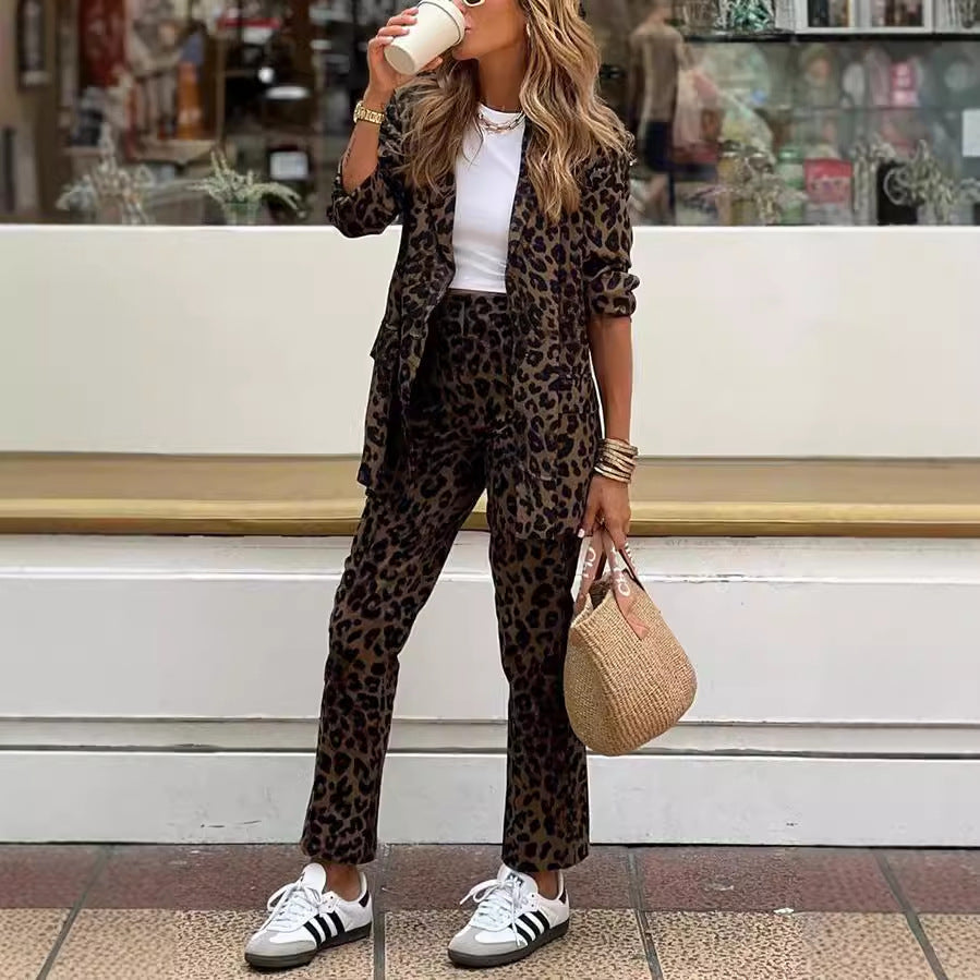 Traje de pantalón y blazer para mujer con estampado de leopardo – Conjunto elegante, a medida, cómodo y llamativo para un look casual inteligente