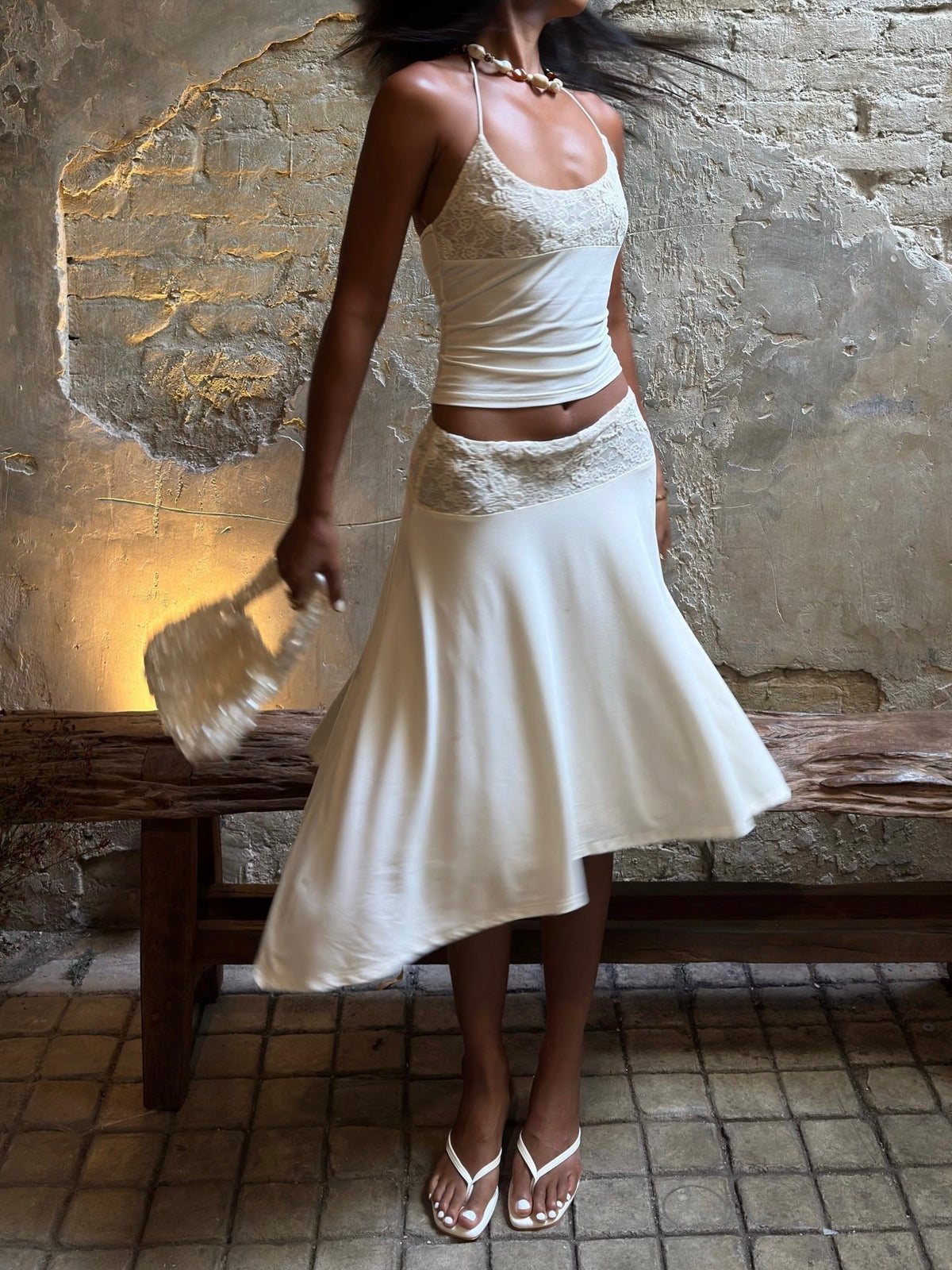 Camisoletop met kanten bies en asymmetrische midirok voor dames - elegante lichte tweedelige zomeroutfit voor vakanties en speciale gelegenheden