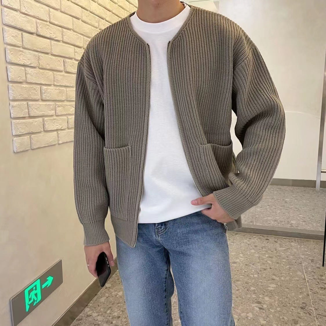 Męski sweter z wysokim kołnierzem – ciepły, wygodny, stylowy, casualowy, elegancki pulower