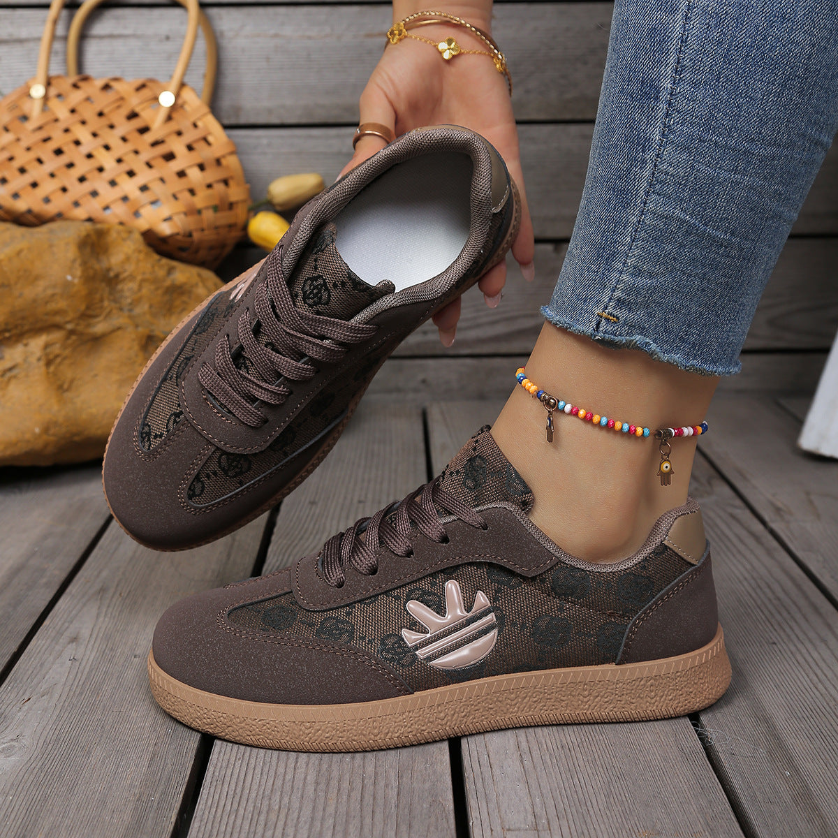 Zapatillas estampadas para mujer con paneles y superposiciones texturizadas - Zapatos de corte bajo con cordones para un estilo informal de fin de semana
