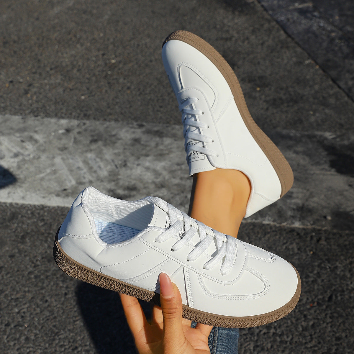 Zapatillas retro de corte bajo para mujer con paneles cosidos - Zapatos estilizados con cordones para conjuntos informales de diario